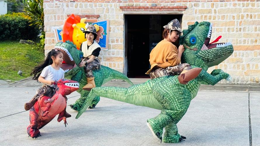 淡水古蹟博物館在淡水海關碼頭推出農曆新年活動「我是馴龍王」，讓全家大小都能一圓騎恐龍的夢想，在龍年一起成為人中之龍。(圖/新北市政府提供)