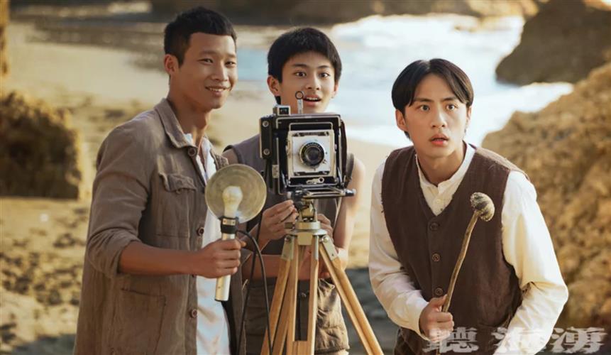 吳翰林（右起）、朱宥丞和黃冠智飾演三兄弟，在台灣曾有過一段無憂無慮的時光，戰爭改變了一切。(圖／公視提供)