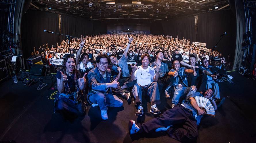 香港樂團RubberBand以九人豪華編制來台嗨唱三小時。（圖／KKLIVE提供）