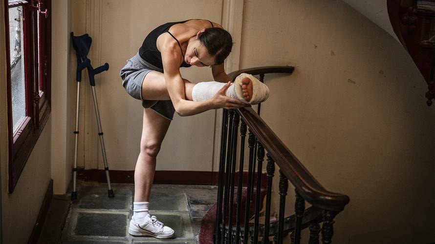 法國第一舞后瑪麗恩巴博在《再一次勇敢跳躍》中，飾演一名因傷被迫放棄舞蹈生涯的芭蕾舞者。（圖／中影提供）