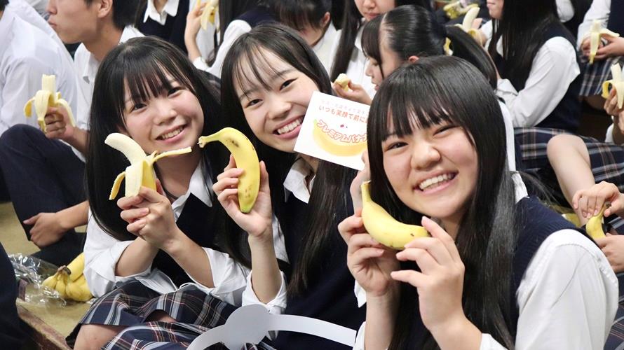 翡翠騎士收到旗山香蕉及市府準備的微笑香蕉友好卡片時，皆開心不已。(圖／高雄市政府提供)