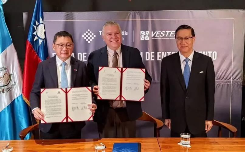 中華民國紡織業拓展會董事長郭紹儀（左一）與瓜地馬拉紡拓會（VESTEX）理事長阿里亞斯（Carlos_Arias）（中）簽署合作備忘錄。（圖／外交部提供）