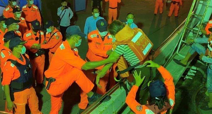 16名男女偷渡客擠入密艙內，一度缺氧激發求生慾，經海巡人員緊急開艙，才將16人救出。（圖／雄檢提供）
