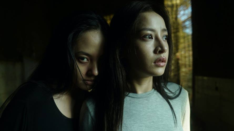 阮清薇（圖左）和芝芙在《替屍鬼2：詛咒再臨》分散多年的好姐妹。（圖／車庫娛樂提供）