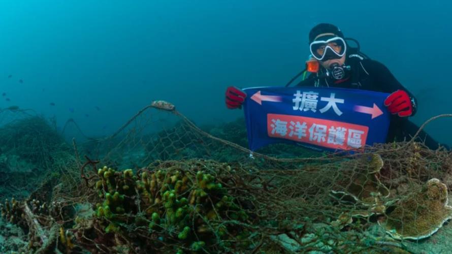 2022年綠色和平於澎湖發起淨海行動在水下發現大批廢棄漁網覆蓋珊瑚。(圖／綠色和平提供)