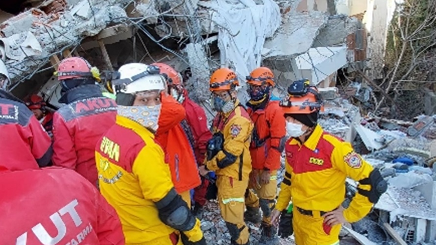 台灣搜救隊花了19小時，救出土耳其受困35歲女。(圖／屏東縣府提供)