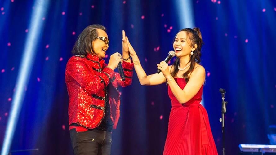 沈文程（左）在台北開唱，與新人歌手麗小花合唱情歌。(圖／大大娛樂提供)