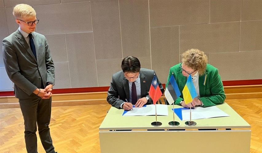 李大使與愛沙尼亞國際發展中心(ESTDEV)執行長Klen Jäärats在國會友台小組主席Kristo Enn Vaga見證下簽約。