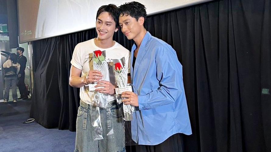 劉俊謙(右)和范少勳合體和影迷面對面，收到玫瑰花。(圖／抓馬文化提供)