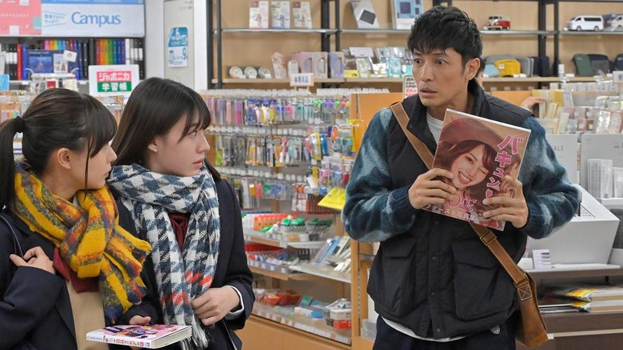 玉木宏（右）在書店探聽女高中生對於自己作品的看法，被當作怪大叔。（圖／Hami Video）
