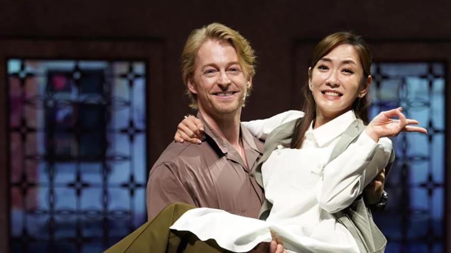 法比歐(左)、楊千霈演出舞台劇《把我娶回家》。(圖／春河劇團提供)