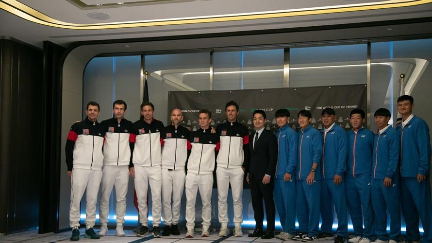 中華隊與法國隊員合照，中間為台北市長蔣萬安。（圖／台維斯盃提供）