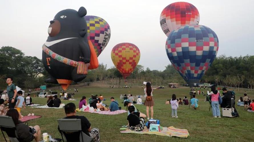 民眾一早就排隊搶搭熱氣球。(圖/台南市政府提供)