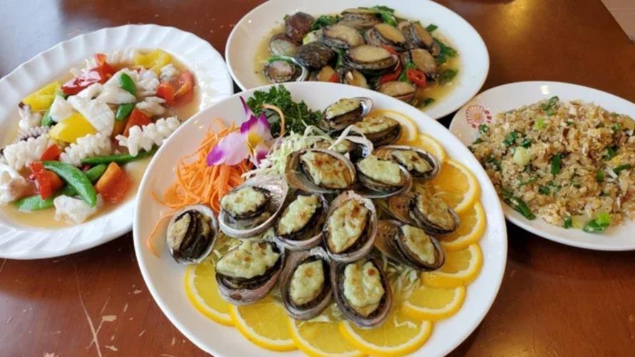 新北市瑞芳區鼻頭漁港有許多特色小吃及海鮮餐廳，供應在地美味海鮮料理。(圖／新北市漁業處提供)