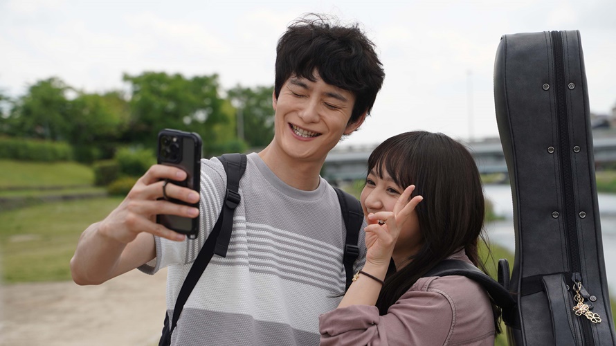 岡田將生（左）在《快一秒的他》中對在街頭賣唱的櫻子一見鍾情。（圖／甲上娛樂提供）
