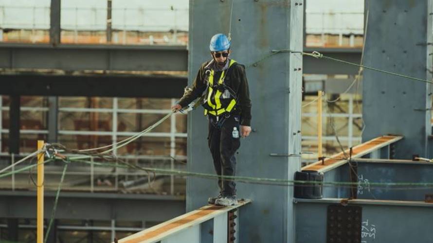 柯叔元在《做工的人 電影版》挑戰工地8層樓高空行走，坦言走的時候腿軟發抖。（圖／大慕影藝、華映娛樂提供 ）