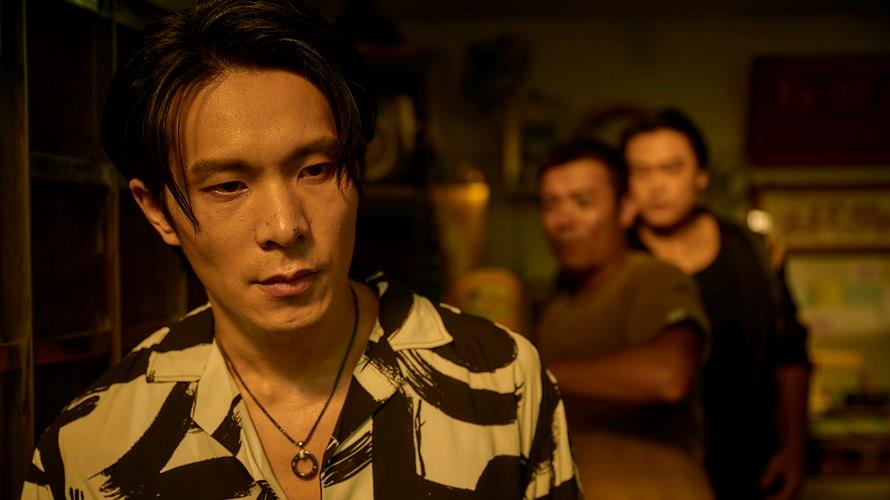 姚淳耀在《我最愛的笨男人》翻桌耍狠直呼超過癮。（圖／CATCHPLAY提供）