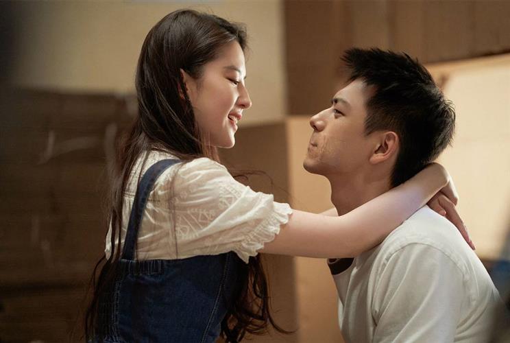 劉亦菲和李現的「膠帶吻」成為劇中名場面。（圖／中天娛樂台提供）
