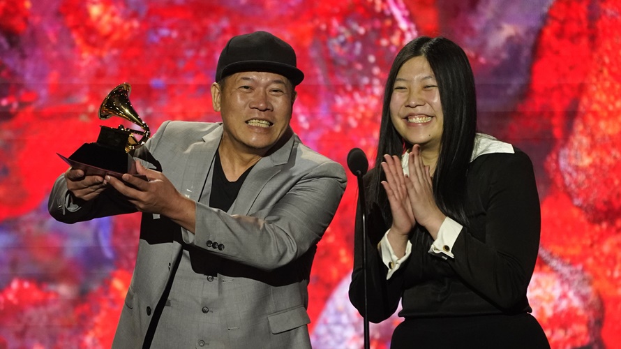 蕭青陽與女兒蕭君恬　奪葛萊美「最佳唱片包裝獎」。（圖／美聯社提供）