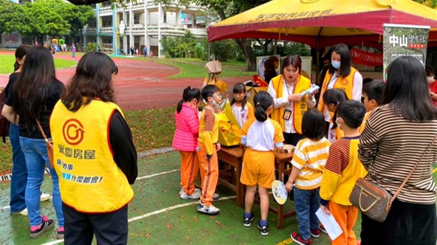永慶房屋熱情參加國小園遊會，規劃趣味遊戲，吸引眾多小朋友前來遊玩。