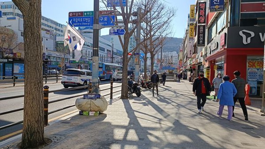 原PO驚訝韓國釜山的人行道寬之外，走起來又舒服。（圖／翻攝反攻大路臉書）