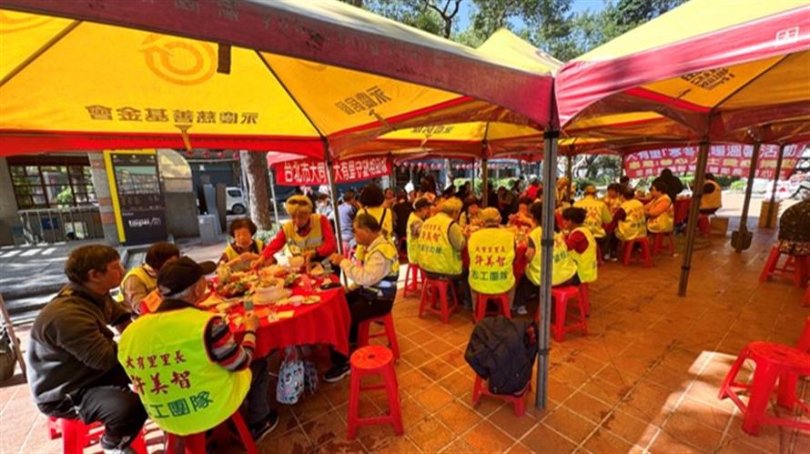 台北市大同區大有里里辦公處在1月19日舉行寒冬送暖活動，舉辦小型尾牙讓在地里民吃到彭湃的美食。