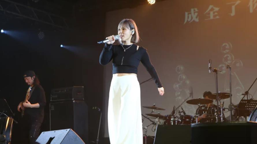 李佳薇舉辦「痛快開麥 LIVE CONCERT」台北站演唱會。（圖／黑籟音樂提供）