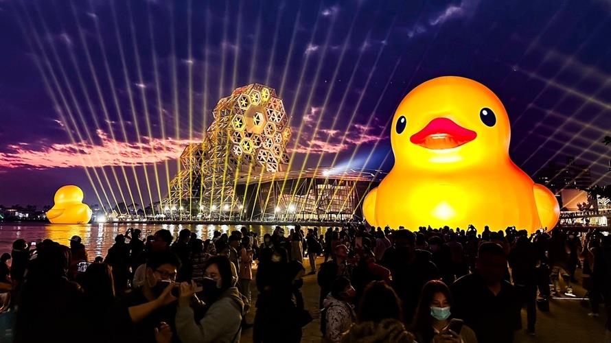 愛河灣黃色小鴨湧入大量遊客搶拍照。(圖/高雄市觀光局提供)