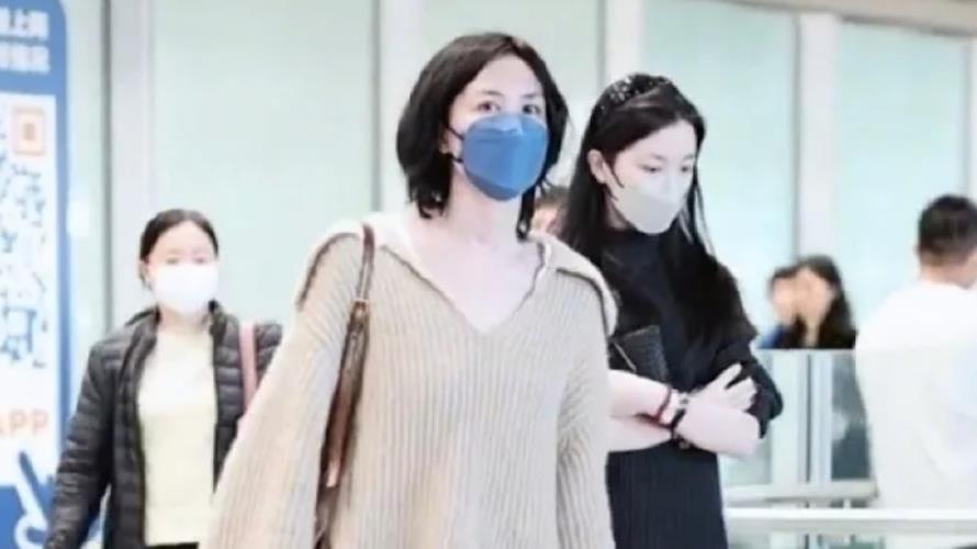 王菲和李嫣在機場被拍。（圖／摘自微博）
