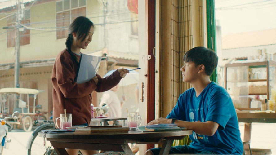 融入豐富泰國在地元素，片中可以看見男女主角Nanon（右）與Film（左）享用泰式粉紅凍奶。（圖／采昌國際提供）