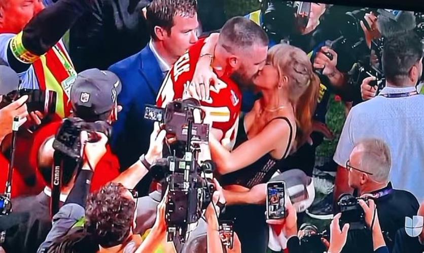 超級盃酋長隊二連霸　泰勒絲擁吻男友成全美焦點