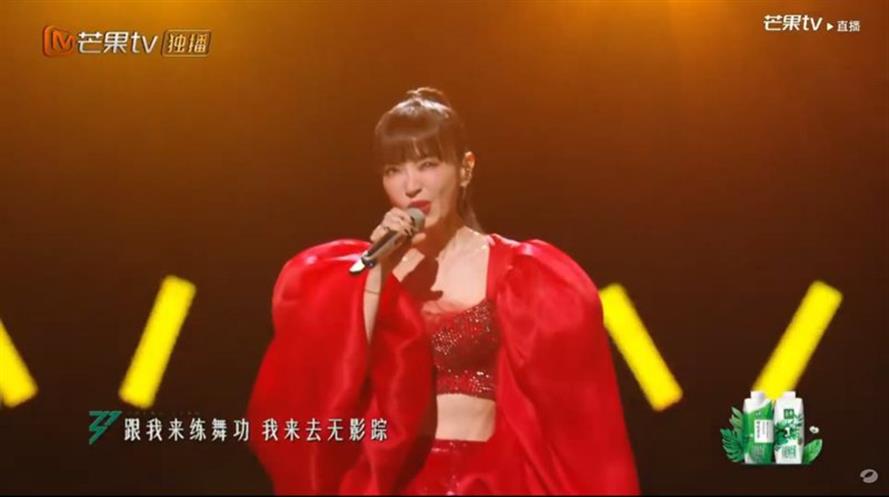 謝金燕在《乘風2024》節目上演唱台語歌〈練舞功〉。(圖／摘自微博)