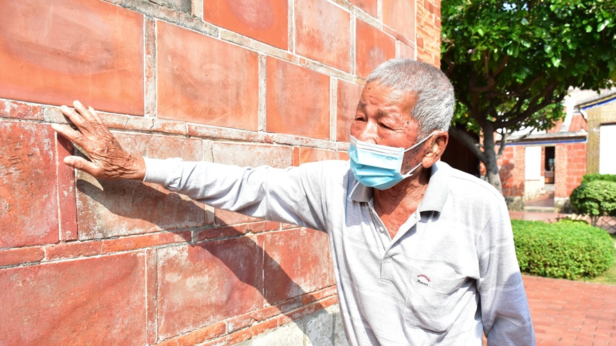 蘇清良參與高雄市立歷史博物館塔頂修繕製作的洗石子樣板。(圖／高雄市立歷史博物館提供)