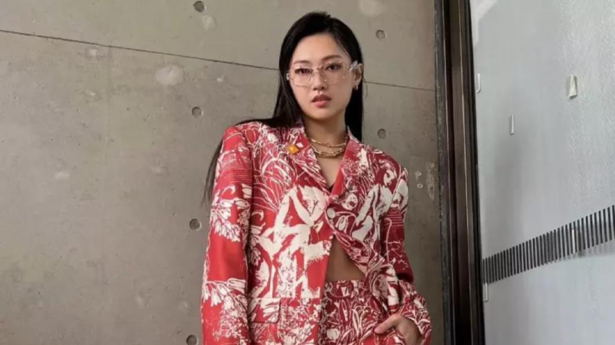 A-Lin愛徒Verna日前出席GQ時尚盛會，以紅白西裝亮相。（圖／谷優娛樂提供）