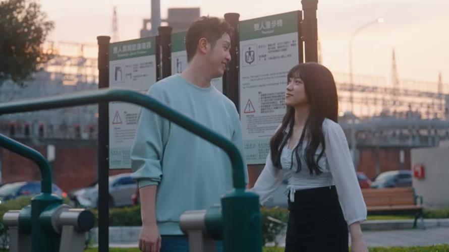 莫凡新(左)和一字馬啦啦隊女神芊芊在MV中談戀愛。（圖／唯有音樂提供）