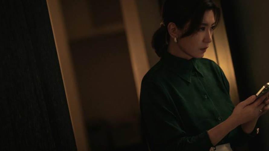 賈靜雯特別演出《回魂計》詮釋女兒遭詐騙綁架的母親。(圖／Netflix提供)
