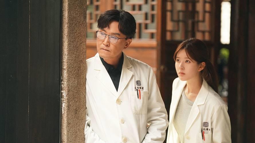 吳剛（左起）、趙露思共同主演的《後浪》被譽為中醫版《浪漫醫生金師傅》。（圖／中天娛樂台提供）