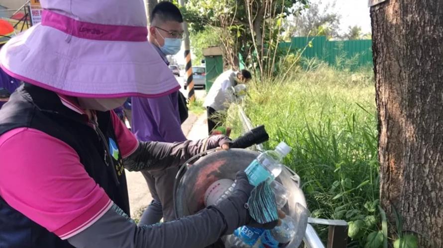 台南市環保局今舉辦病媒蚊孳生源培訓說明會，透過戶外實作，診斷隱性孳生源。(圖／南市環保局提供)