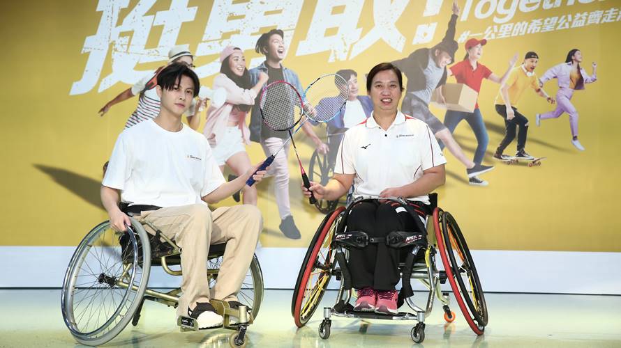 王子邱勝翊（左）、輪椅羽球選手胡光秋。（圖／脊髓損傷社會福利基金會提供）