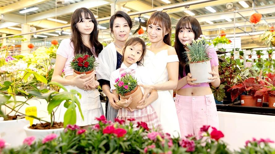左起二女兒、小芭比婆婆、小女兒、小芭比與大女兒。（圖／旋轉花市提供）