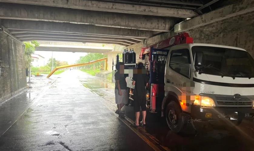 大貨車車斗上的機械手臂未收好，撞斷蘭陽大橋下的限高門架。(圖／讀者提供)