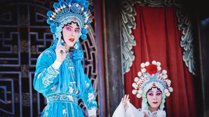 李國毅(左)在《商魂》中京劇扮相和唱腔，令人驚豔。（圖／欣蘭企業股份有限公司提供）