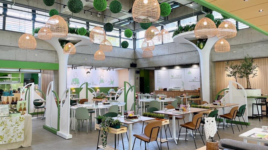「梨子咖啡館」正式落腳東海大學一隅，嶄新大地風格融入當代餐飲，餐館內的雙天空樹意象與室外的灌木森林融合成美好的品味藝術空間。(圖 / 東海大學提供)