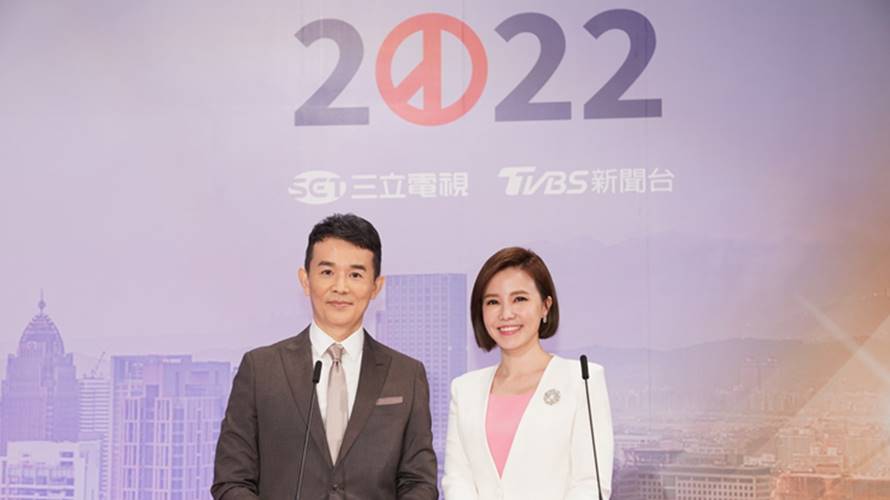 台北市長候選人電視辯論會主持人謝向榮（左）與王偊菁（右）。