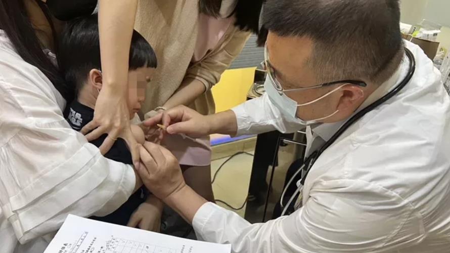 兒科診所醫師施勝桓（右）說，腸病毒進入流行期，家長帶孩子打疫苗預防腸病毒71型。(圖／施勝桓提供)