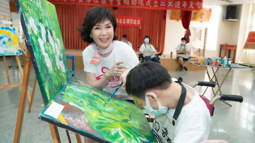 白嘉莉在旁給予學員油畫創作鼓勵。（圖／TVBS信望愛永續基金會提供）