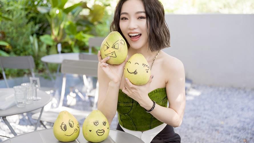 閻奕格塗鴉臉譜在柚子上超可愛。（圖／LiTV、華研國際音樂提供）