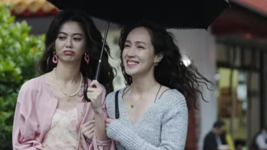 小薰(右)和白癡公主在《鬼天廈》裡飾演姊妹淘。（圖／華映娛樂提供）