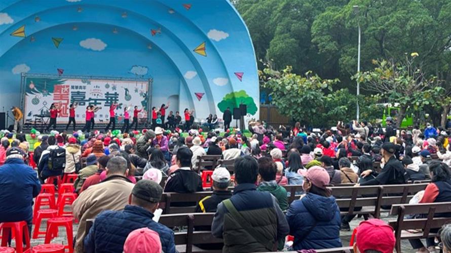 台北靈糧堂在萬華區青年公園舉行「萬華青年聖誕嘉年華社區園遊會」，吸引超過3000人參加。