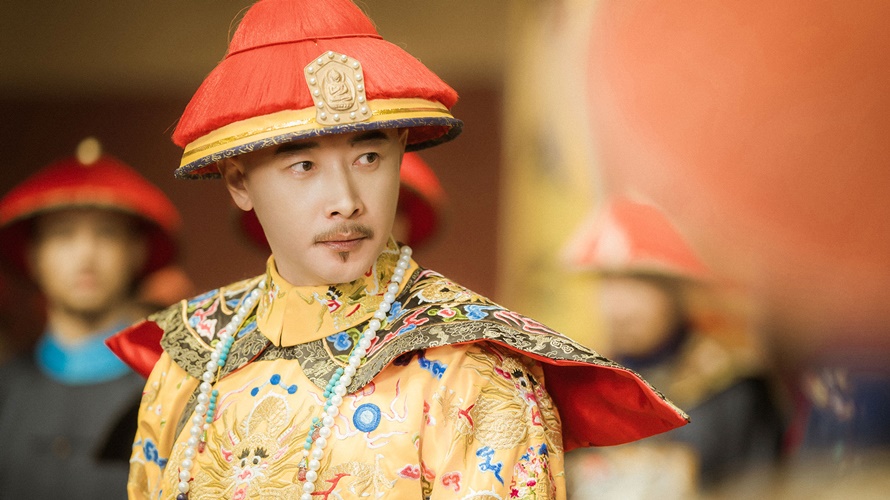 羅晉飾演康熙皇帝，自己親手剃光頭髮。（圖／中天娛樂台提供）